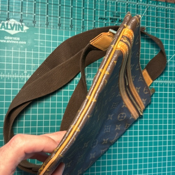 Louis Vuitton Monogram Pochette Bosphore - Picture 3 of 16